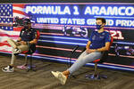 Foto zur News: Sergio Perez (Red Bull) und George Russell (Williams)
