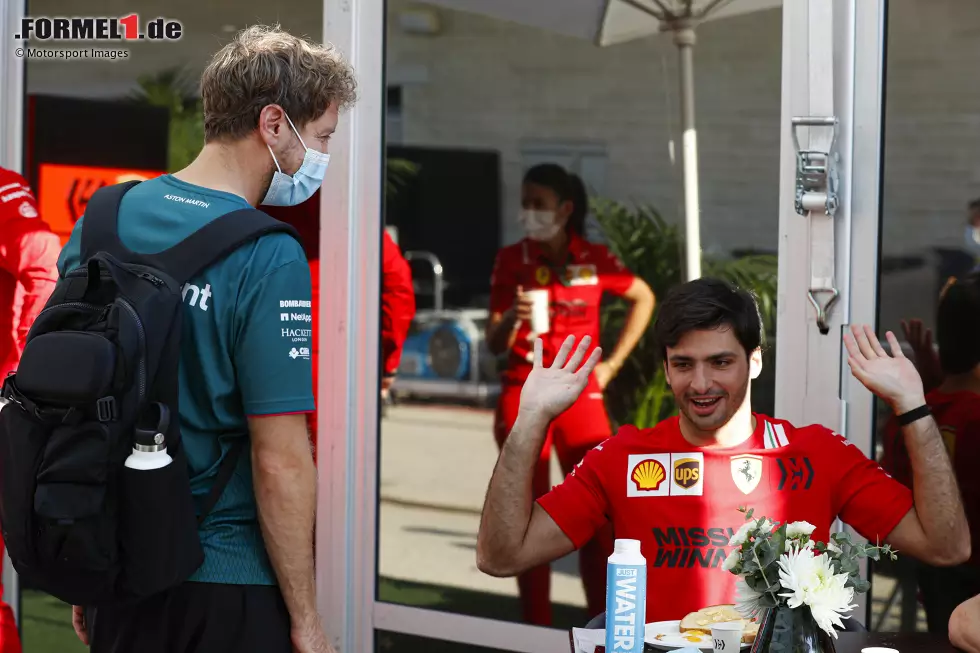 Foto zur News: Sebastian Vettel (Aston Martin) und Carlos Sainz (Ferrari)