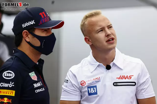 Foto zur News: Sergio Perez (Red Bull) und Nikita Masepin (Haas)