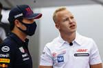 Foto zur News: Sergio Perez (Red Bull) und Nikita Masepin (Haas)