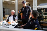 Foto zur News: Helmut Marko, Sergio Perez (Red Bull) und Christian Horner