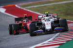 Foto zur News: Mick Schumacher (Haas) und Carlos Sainz (Ferrari)