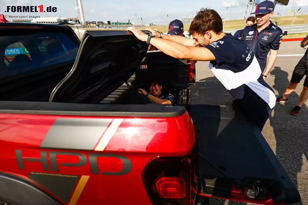 Foto zur News: Sergio Perez (Red Bull), Max Verstappen (Red Bull), Yuki Tsunoda (AlphaTauri) und Pierre Gasly (AlphaTauri)