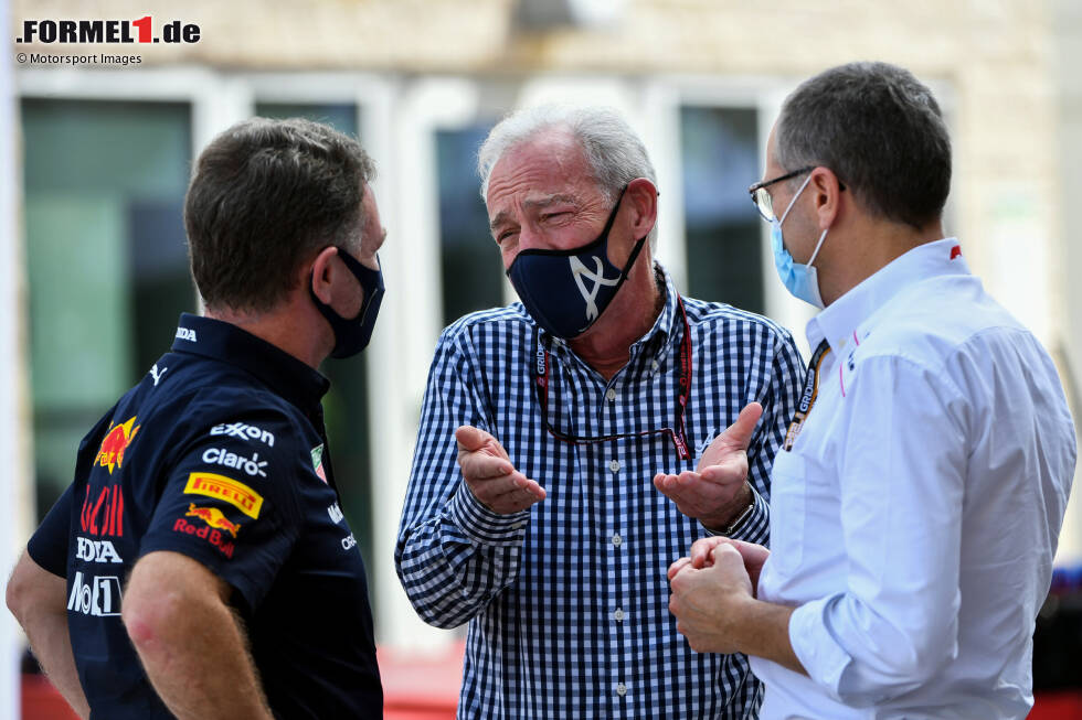 Foto zur News: Christian Horner mit Greg Maffei von Liberty Media und Formel-1-Boss Stefano Domenicali