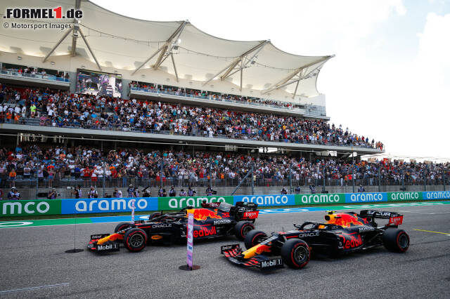 Foto zur News: Max Verstappen (Red Bull), Lewis Hamilton (Mercedes) und Sergio Perez (Red Bull)