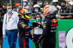 Foto zur News: Sergio Perez (Red Bull) und Max Verstappen (Red Bull)