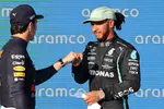 Foto zur News: Sergio Perez (Red Bull) und Lewis Hamilton (Mercedes)