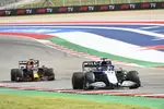 Foto zur News: George Russell (Williams) und Max Verstappen (Red Bull)