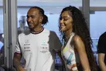 Foto zur News: Lewis Hamilton (Mercedes) mit Winnie Harlow