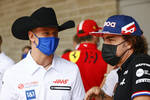 Foto zur News: Mick Schumacher (Haas) und Fernando Alonso (Alpine)