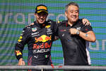 Foto zur News: Sergio Perez (Red Bull) mit Honda-Sportchef Masashi Yamamoto