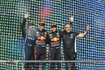 Foto zur News: Lewis Hamilton (Mercedes), Max Verstappen (Red Bull) und Sergio Perez (Red Bull)