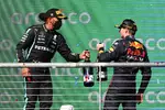 Foto zur News: Lewis Hamilton (Mercedes) und Max Verstappen (Red Bull)