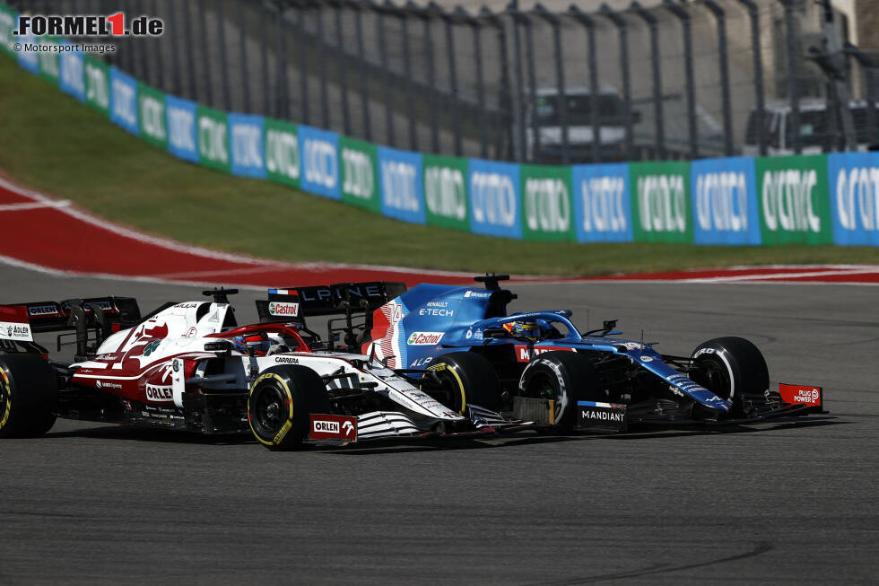 Foto zur News: Fernando Alonso (Alpine) und Kimi Räikkönen (Alfa Romeo)