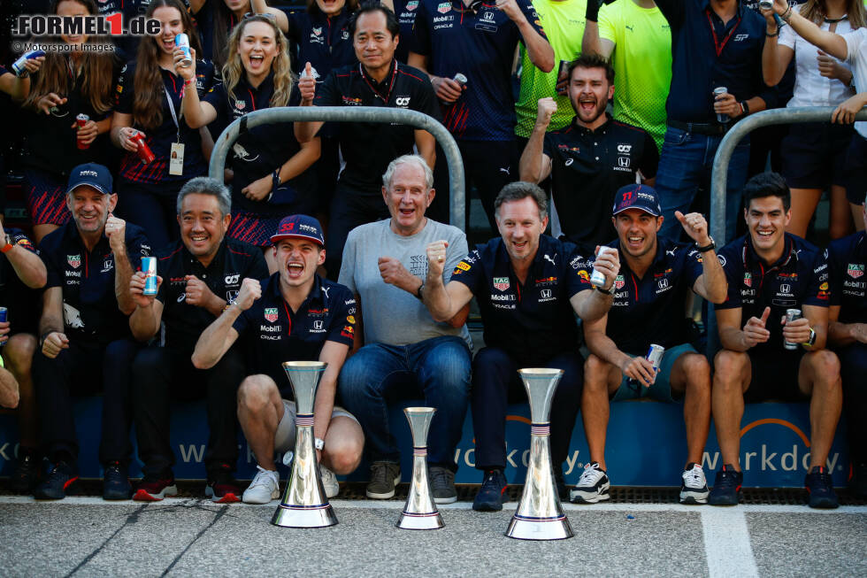 Foto zur News: Adrian Newey, Helmut Marko, Christian Horner, Max Verstappen (Red Bull) und Sergio Perez (Red Bull)