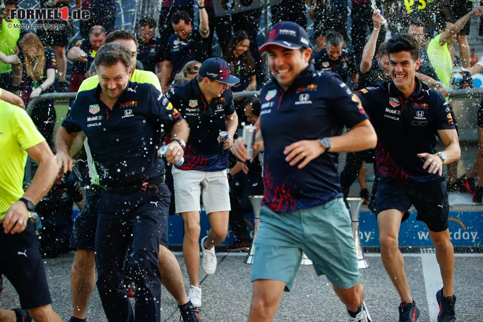 Foto zur News: Adrian Newey, Helmut Marko, Christian Horner, Max Verstappen (Red Bull) und Sergio Perez (Red Bull)