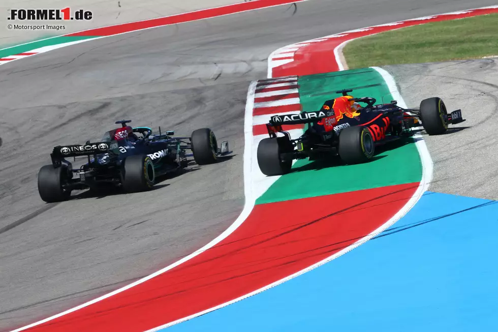 Foto zur News: Max Verstappen (Red Bull) und Lewis Hamilton (Mercedes)