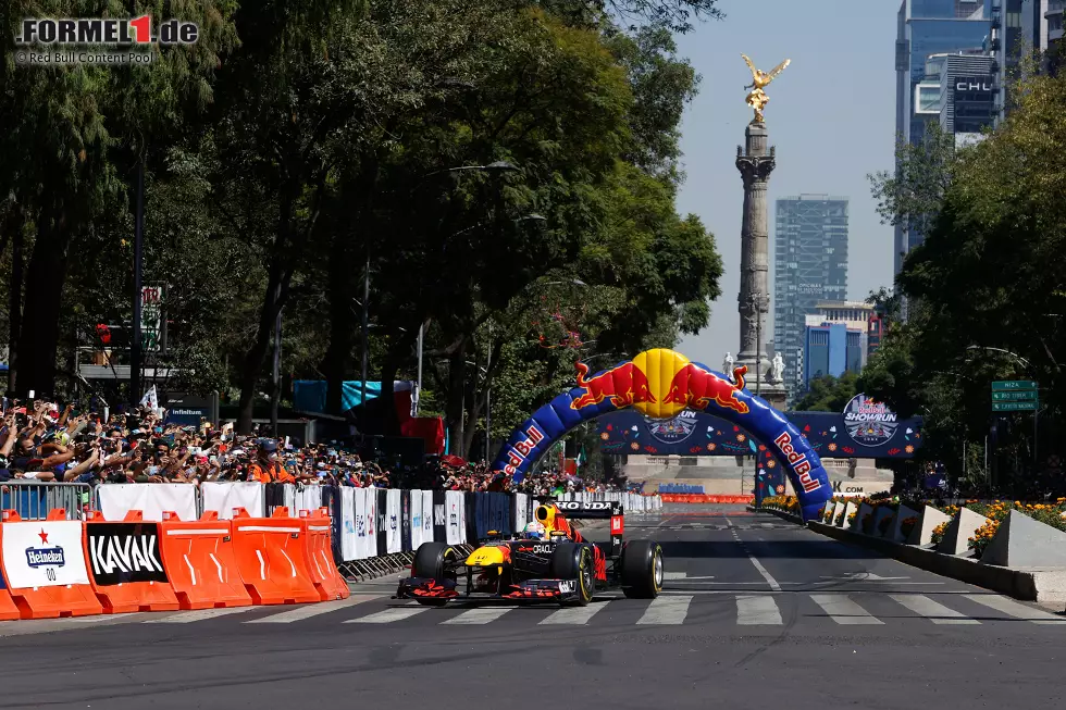 Foto zur News: Sergio Perez (Red Bull)