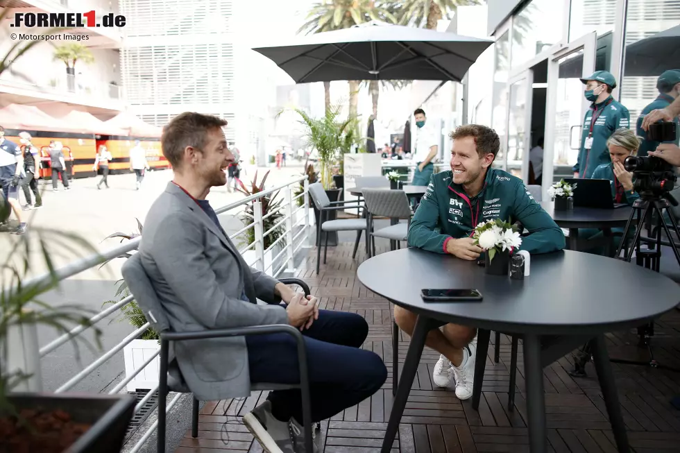 Foto zur News: Jenson Button und Sebastian Vettel (Aston Martin)