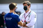 Foto zur News: Toto Wolff und George Russell (Williams)