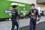 Foto zur News: Lewis Hamilton (Mercedes) und Max Verstappen (Red Bull)