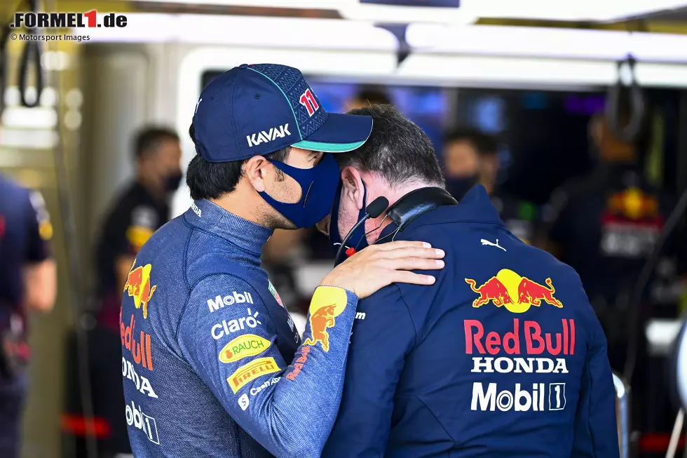 Foto zur News: Sergio Perez (Red Bull) und Christian Horner