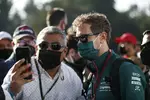 Foto zur News: Sebastian Vettel (Aston Martin) mit Fans