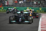 Foto zur News: Lewis Hamilton (Mercedes) und Sergio Perez (Red Bull)