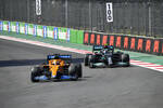 Foto zur News: Daniel Ricciardo (McLaren) und Valtteri Bottas (Mercedes)