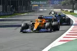 Foto zur News: Daniel Ricciardo (McLaren) und Valtteri Bottas (Mercedes)