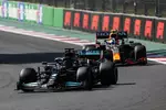 Foto zur News: Lewis Hamilton (Mercedes) und Sergio Perez (Red Bull)