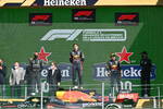 Foto zur News: Lewis Hamilton (Mercedes), Max Verstappen (Red Bull) und Sergio Perez (Red Bull)