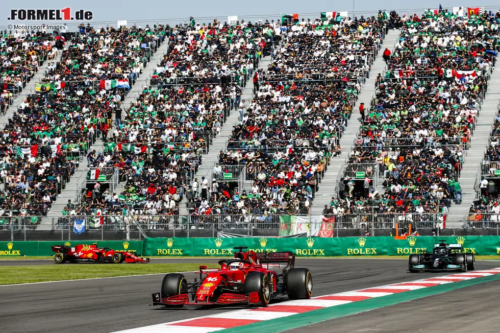 Foto zur News: Charles Leclerc (Ferrari), Lewis Hamilton (Mercedes) und Carlos Sainz (Ferrari)