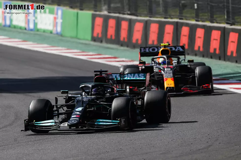 Foto zur News: Lewis Hamilton (Mercedes) und Sergio Perez (Red Bull)