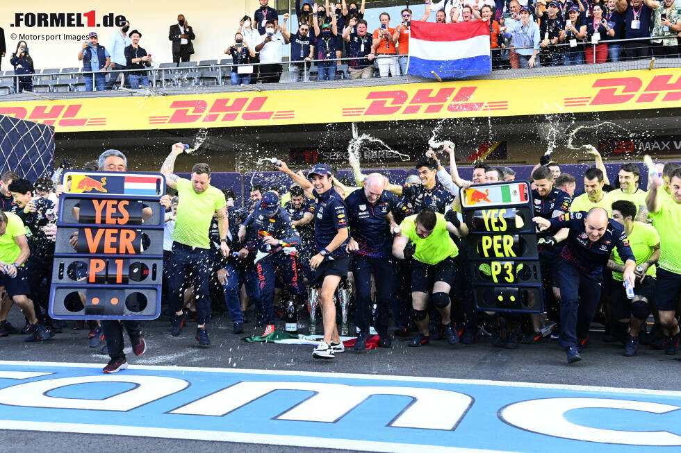 Foto zur News: Max Verstappen (Red Bull), Sergio Perez (Red Bull) und Adrian Newey