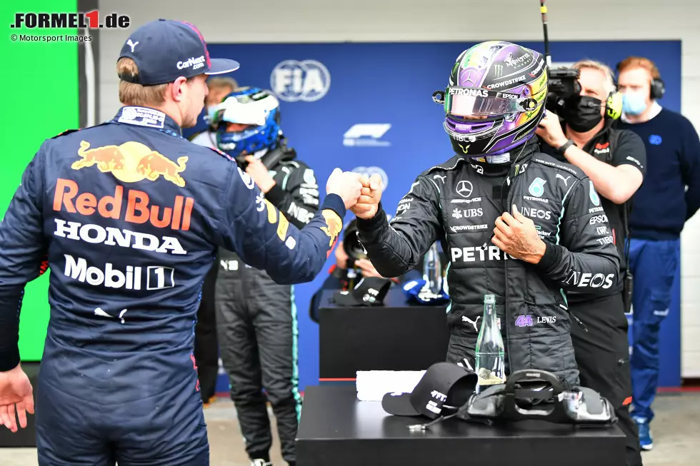 Foto zur News: Max Verstappen (Red Bull) und Lewis Hamilton (Mercedes)