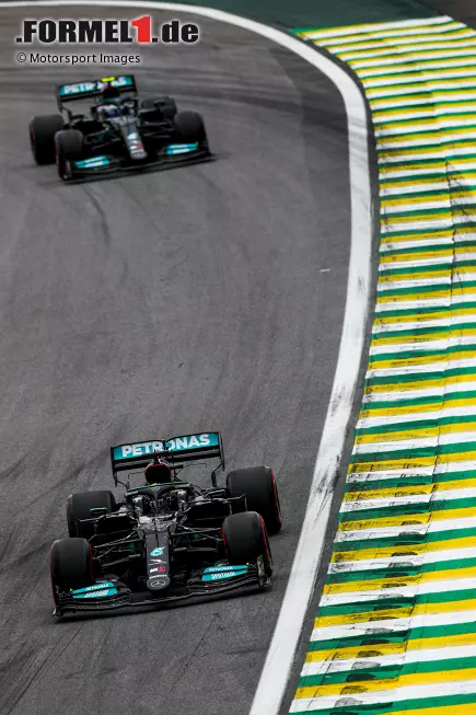 Foto zur News: Lewis Hamilton (Mercedes) und Valtteri Bottas (Mercedes)