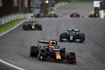 Foto zur News: Max Verstappen (Red Bull) und Valtteri Bottas (Mercedes)