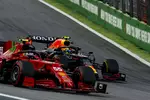 Foto zur News: Carlos Sainz (Ferrari) und Sergio Perez (Red Bull)