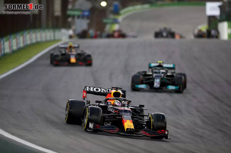 Foto zur News: Max Verstappen (Red Bull) und Valtteri Bottas (Mercedes)