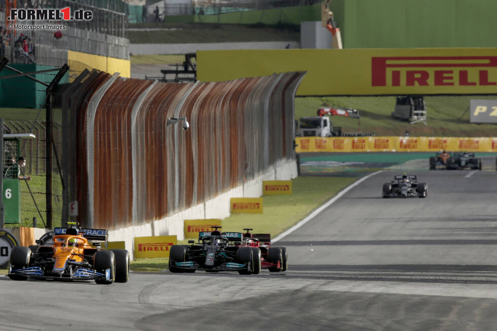 Foto zur News: Lando Norris (McLaren), Lewis Hamilton (Mercedes) und Charles Leclerc (Ferrari)