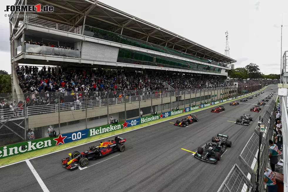 Max Verstappen (Red Bull), Valtteri Bottas (Mercedes) und Sergio Perez (Red Bull) Foto zur News: Max Verstappen (Red Bull), Valtteri Bottas (Mercedes) und Sergio Perez (Red Bull)