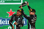 Foto zur News: Valtteri Bottas (Mercedes) und Lewis Hamilton (Mercedes)