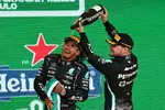 Foto zur News: Valtteri Bottas (Mercedes) und Lewis Hamilton (Mercedes)