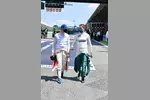 Foto zur News: Mick Schumacher (Haas) und Sebastian Vettel (Aston Martin)