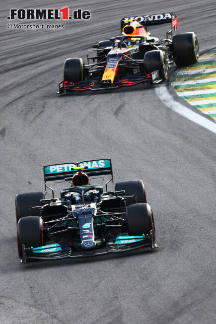 Foto zur News: Valtteri Bottas (Mercedes) und Sergio Perez (Red Bull)