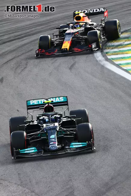 Foto zur News: Valtteri Bottas (Mercedes) und Sergio Perez (Red Bull)