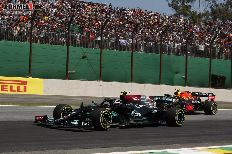 Foto zur News: Valtteri Bottas (Mercedes) und Sergio Perez (Red Bull)