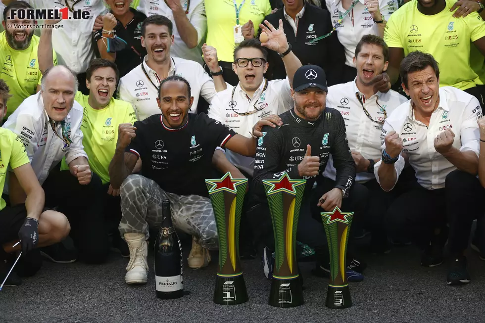 Foto zur News: Lewis Hamilton (Mercedes), Valtteri Bottas (Mercedes) und Toto Wolff