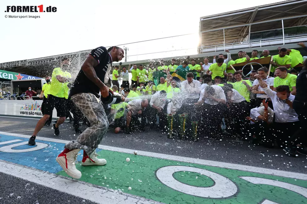 Foto zur News: Lewis Hamilton (Mercedes), Valtteri Bottas (Mercedes) und Toto Wolff